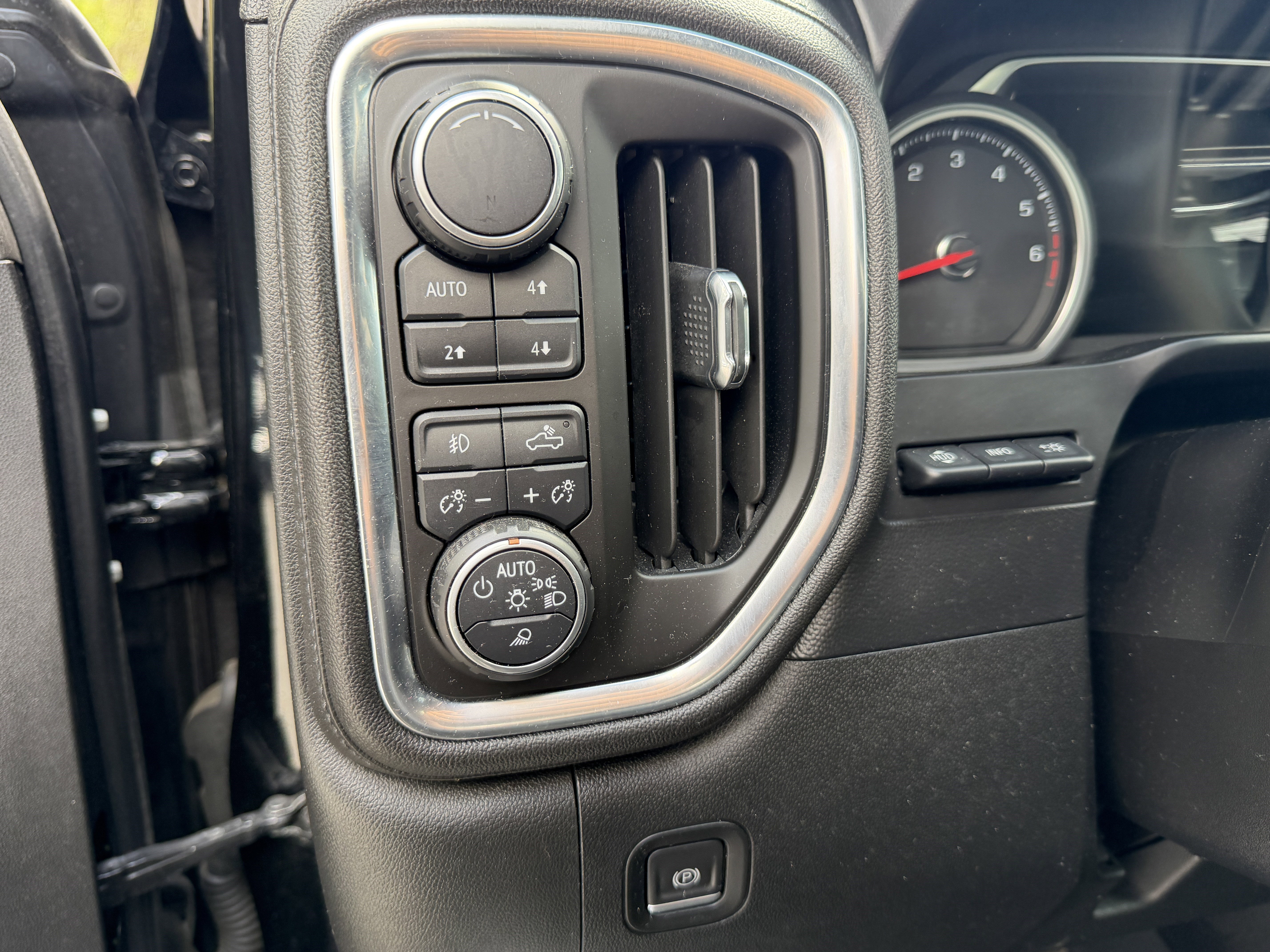 Used 2019 Chevrolet Silverado 1500 High Country w/ Technology Package image 4