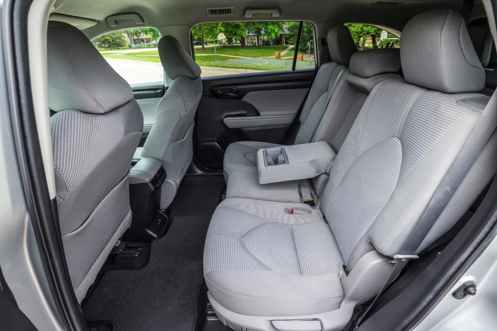 Used 2022 Toyota Highlander LE AWD/4WD image 37