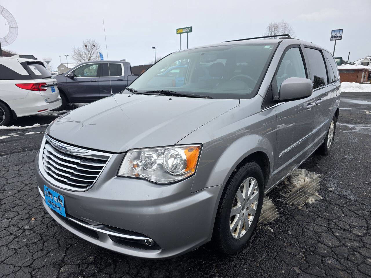 Used 2016 Chrysler Town & Country Touring image 3