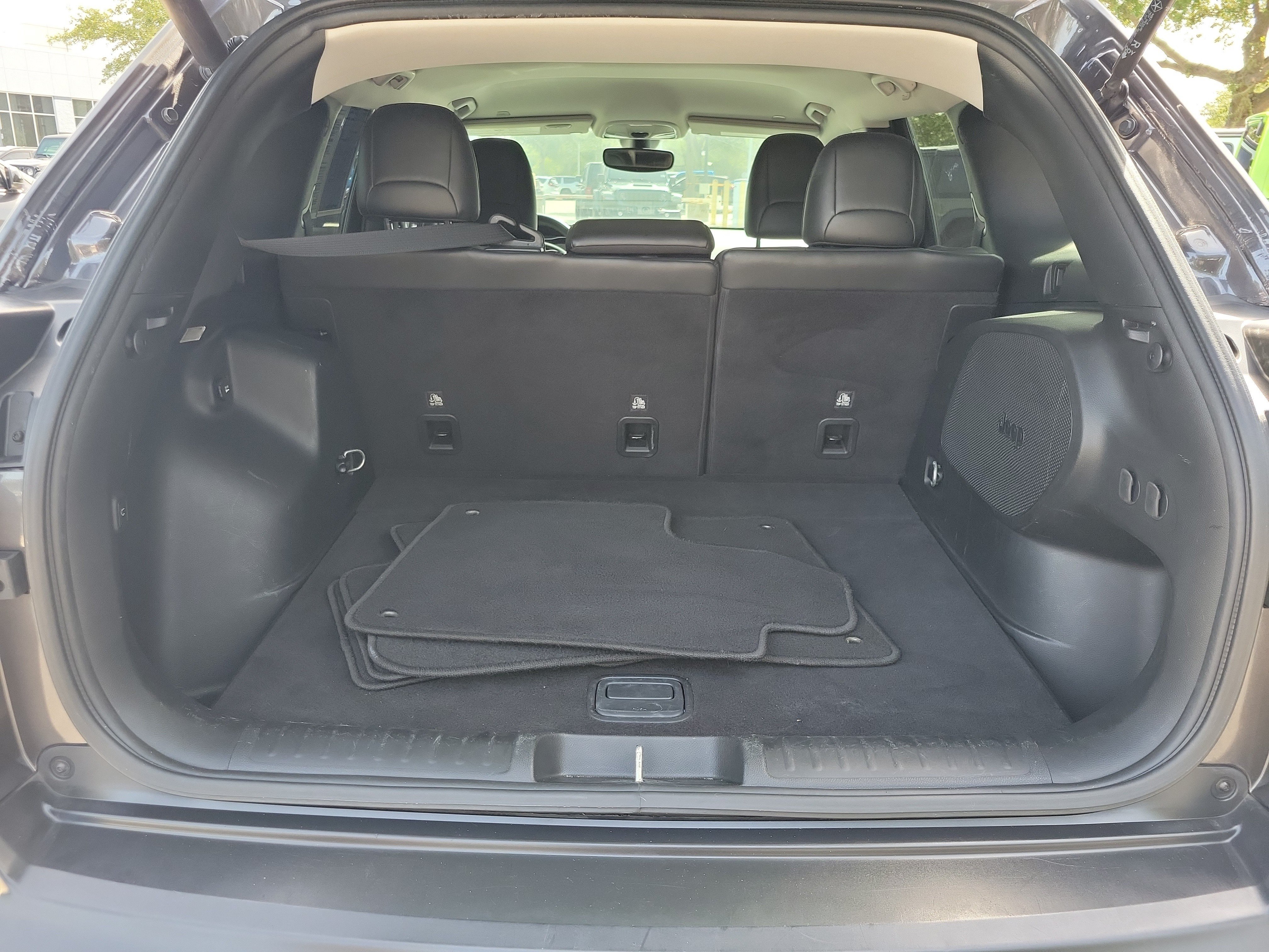 Used 2019 Jeep Cherokee Limited w/ Trailer Tow Group AWD/4WD image 11