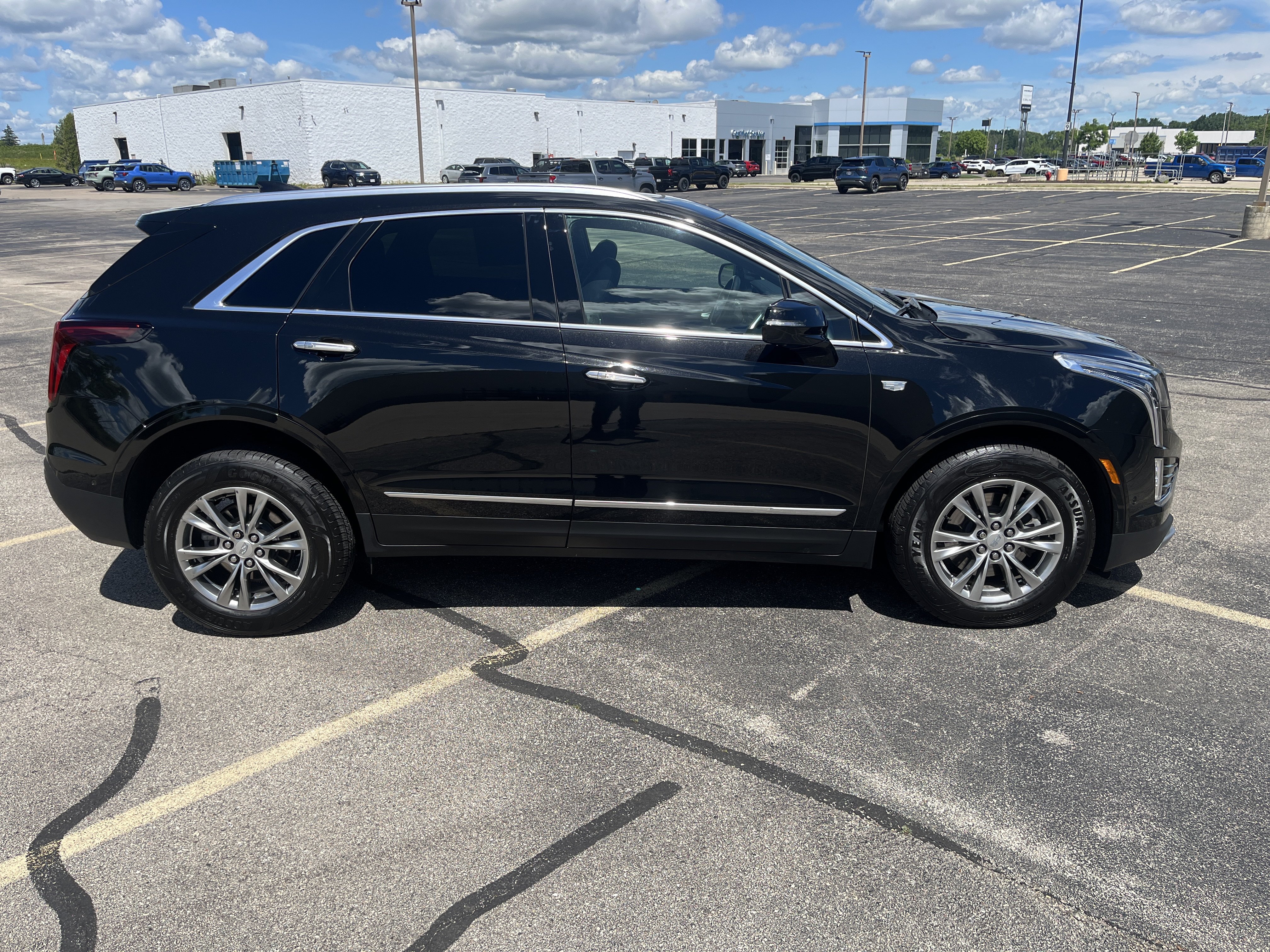 Used 2023 Cadillac XT5 Premium Luxury w/ Technology Package AWD/4WD image 9