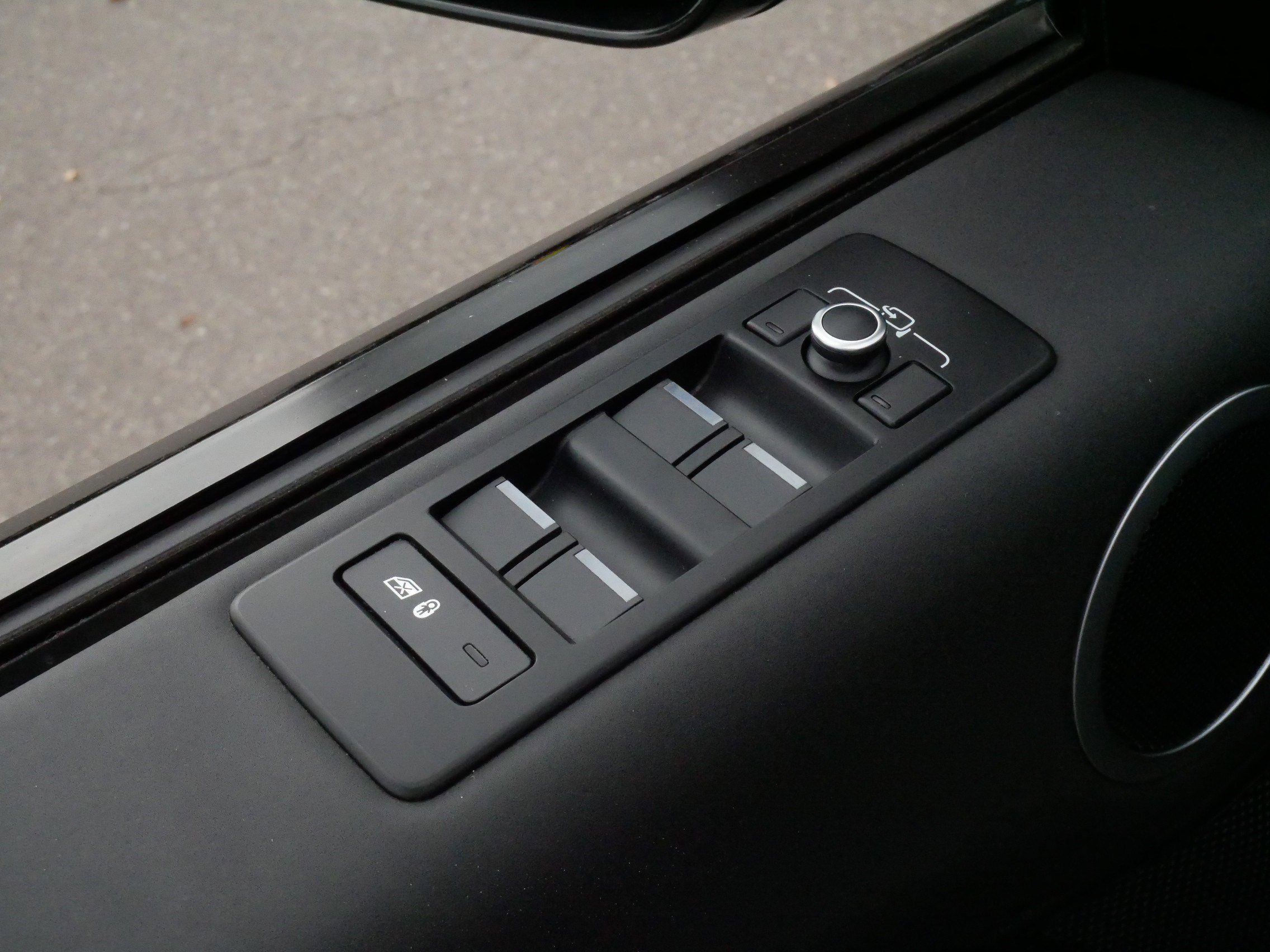 Used 2020 Land Rover Discovery SE AWD/4WD image 19