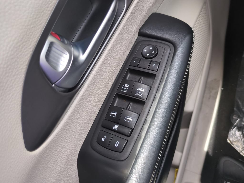 Used 2023 Chrysler Pacifica Touring-L FWD image 18