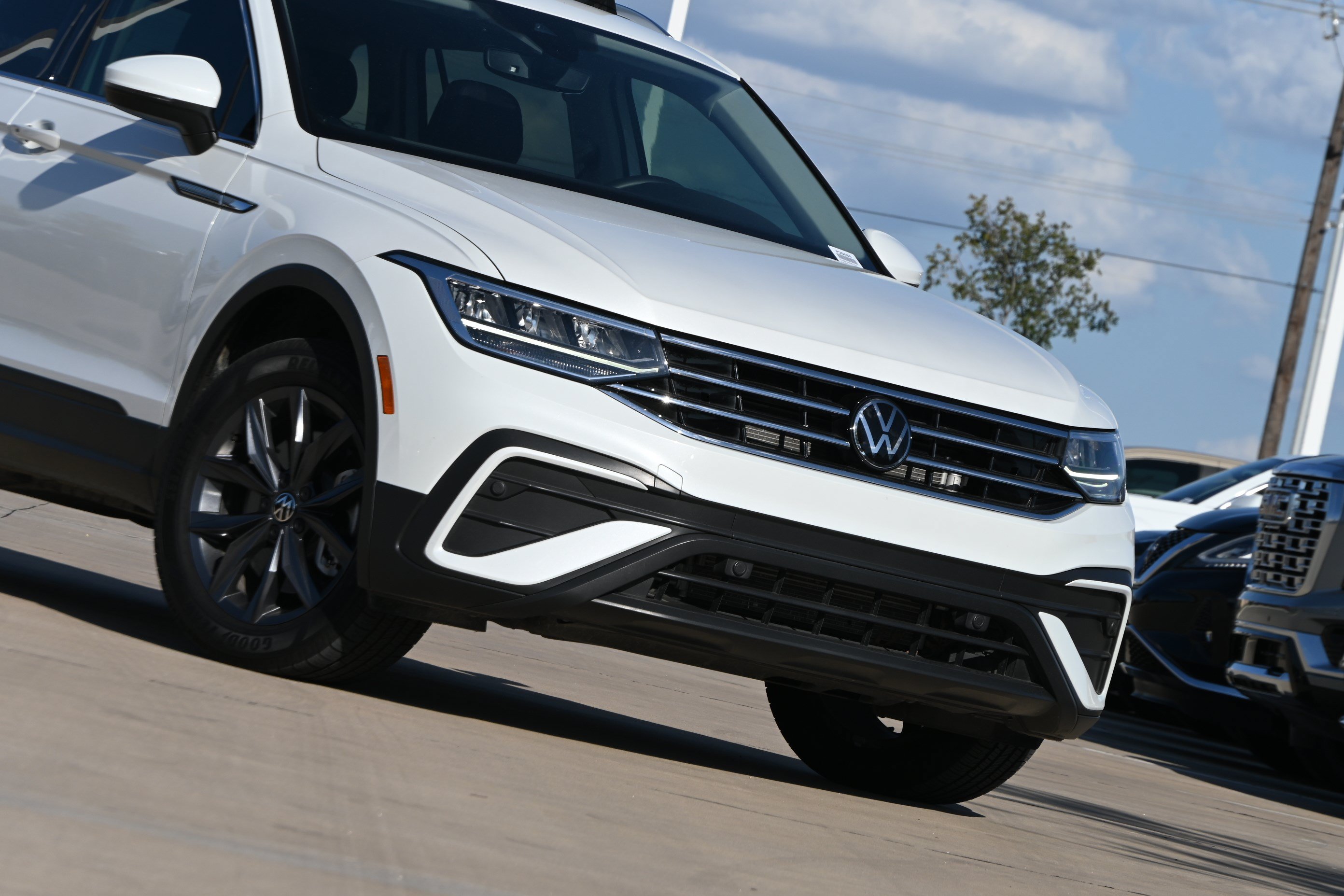Used 2023 Volkswagen Tiguan SE w/ Panoramic Sunroof Package FWD image 36