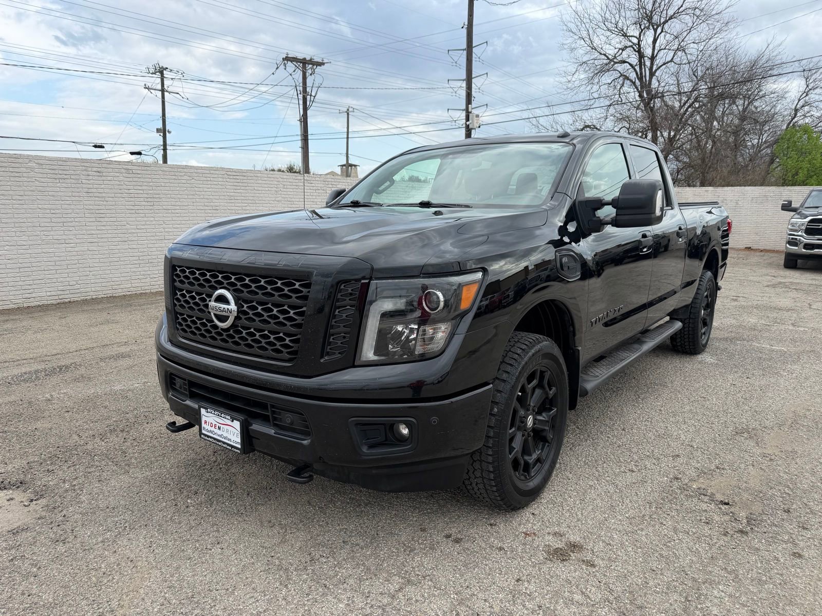 Used 2018 Nissan Titan SV w/ SV Convenience Package image 1