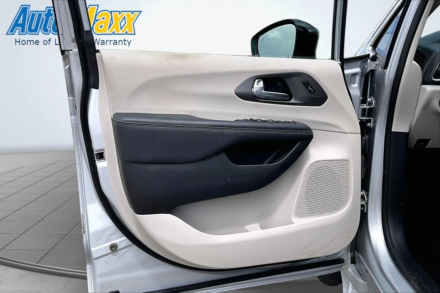 Used 2024 Chrysler Pacifica Touring-L FWD image 19