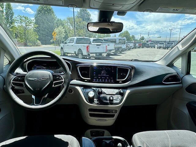 Used 2017 Chrysler Pacifica Touring Plus FWD image 10