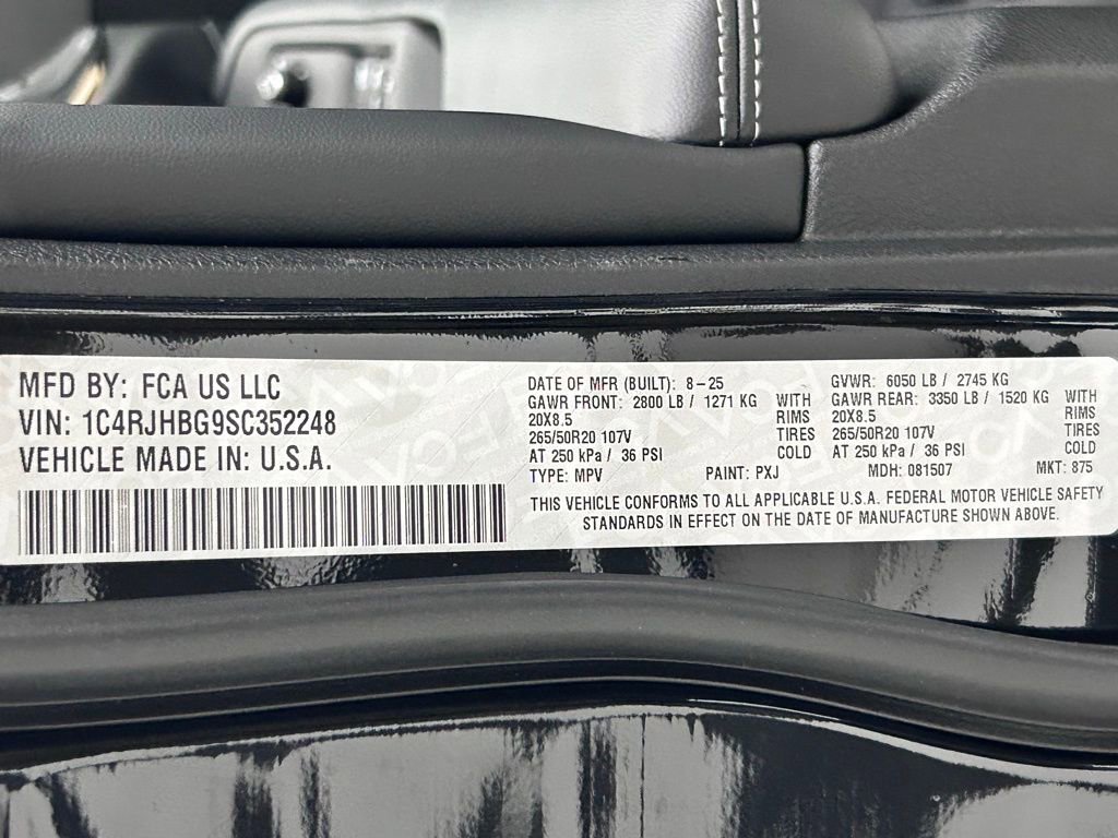 New 2025 Jeep Grand Cherokee Limited w/ Black Appearance Package image 31