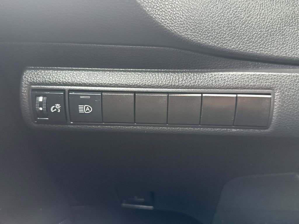 Used 2025 Toyota Corolla LE FWD image 31