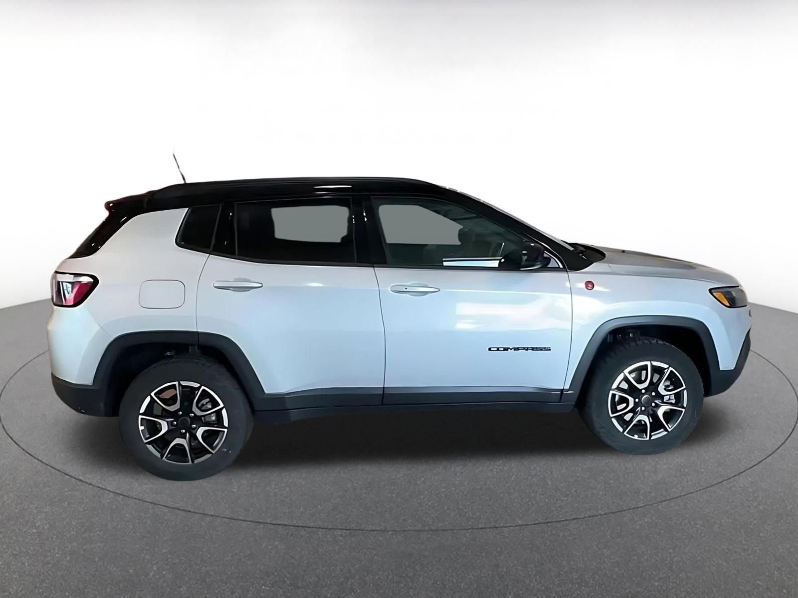 Used 2025 Jeep Compass Trailhawk w/ Trailer Tow Group AWD/4WD image 14