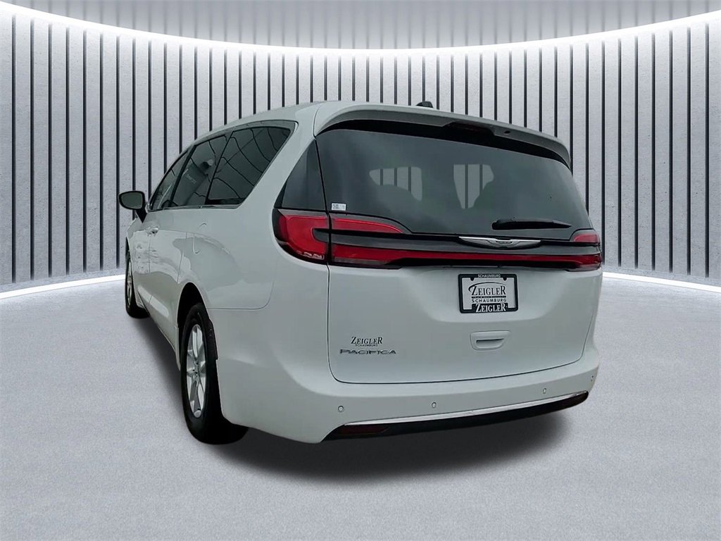 Used 2023 Chrysler Pacifica Touring-L image 12