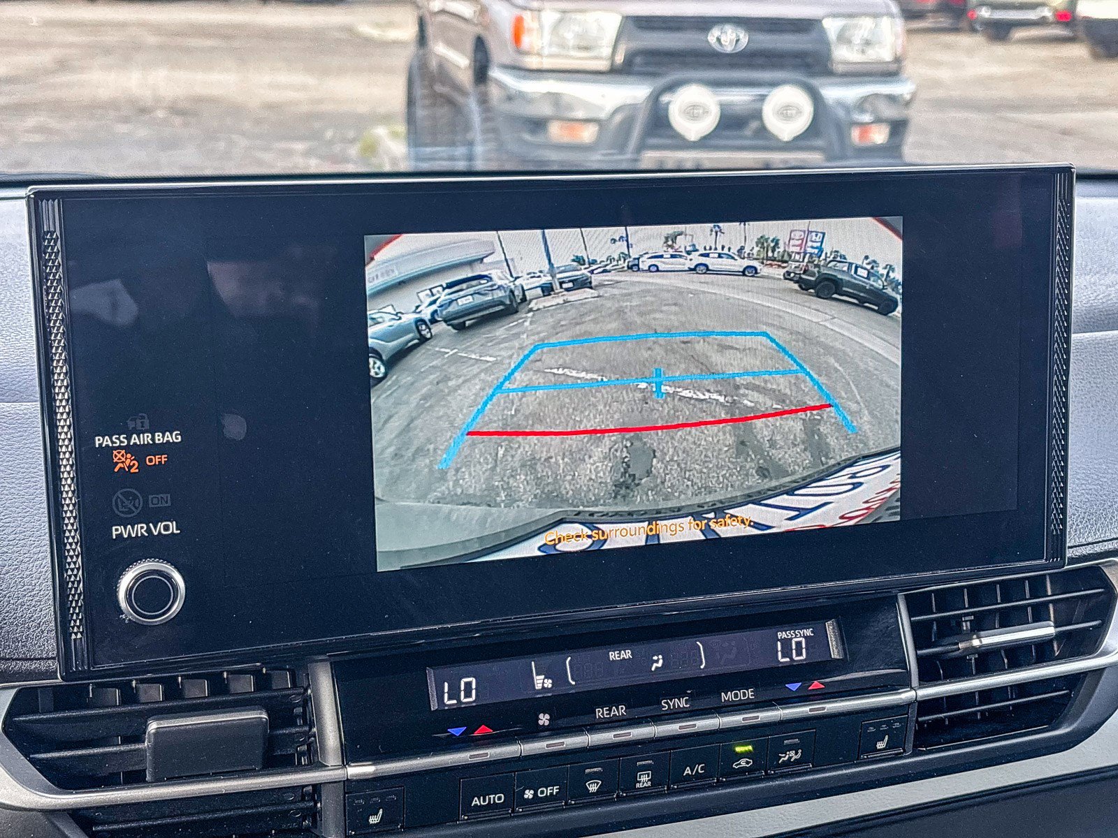 Used 2025 Toyota Sienna XLE image 27