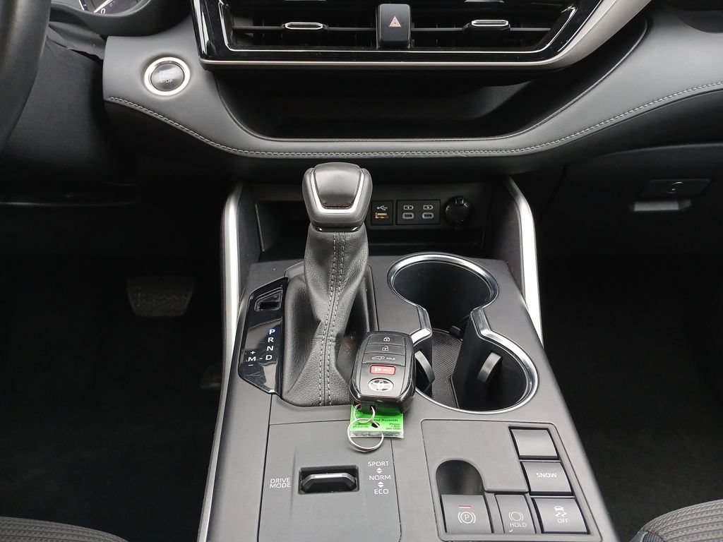 Used 2024 Toyota Highlander LE FWD image 16