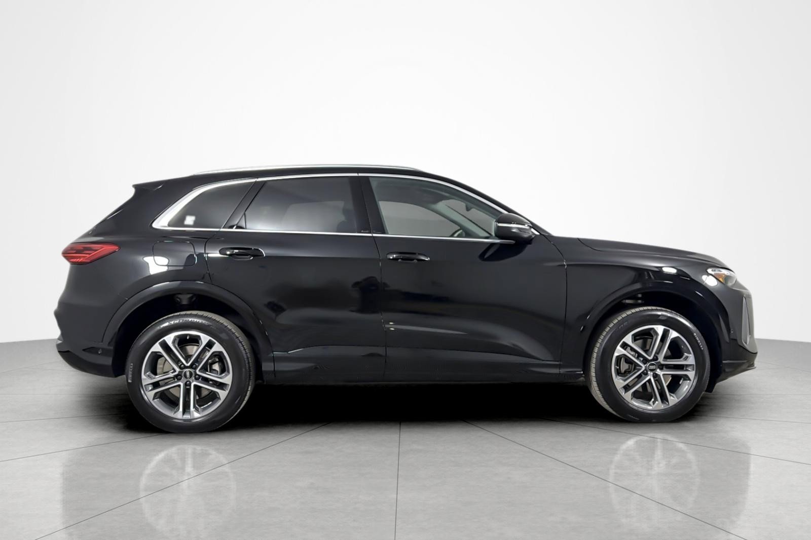 Used 2025 Audi Q5 Premium w/ 19" Wheel Package AWD/4WD image 6