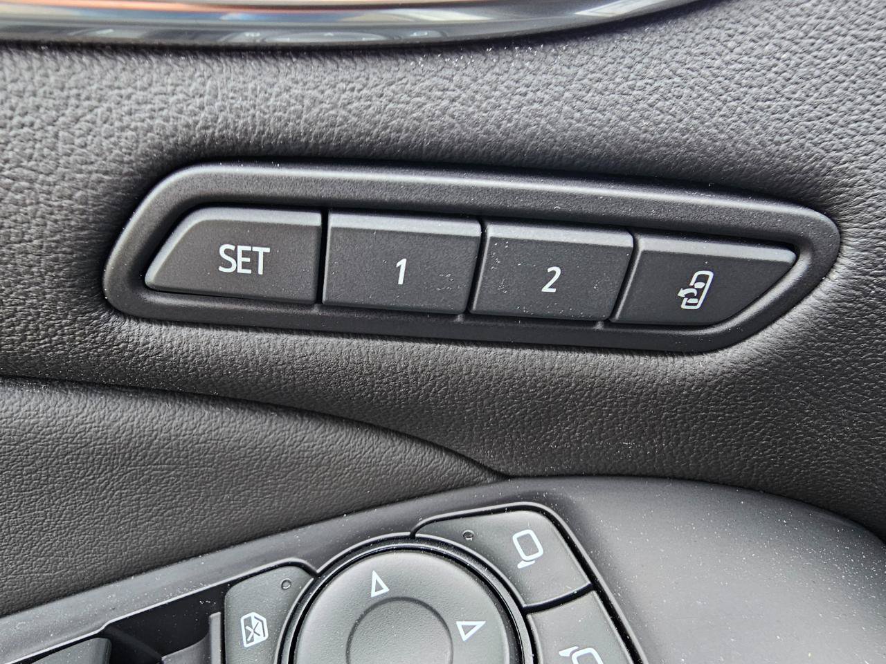 Used 2021 Buick Enclave Avenir w/ Avenir Technology Package AWD/4WD image 39
