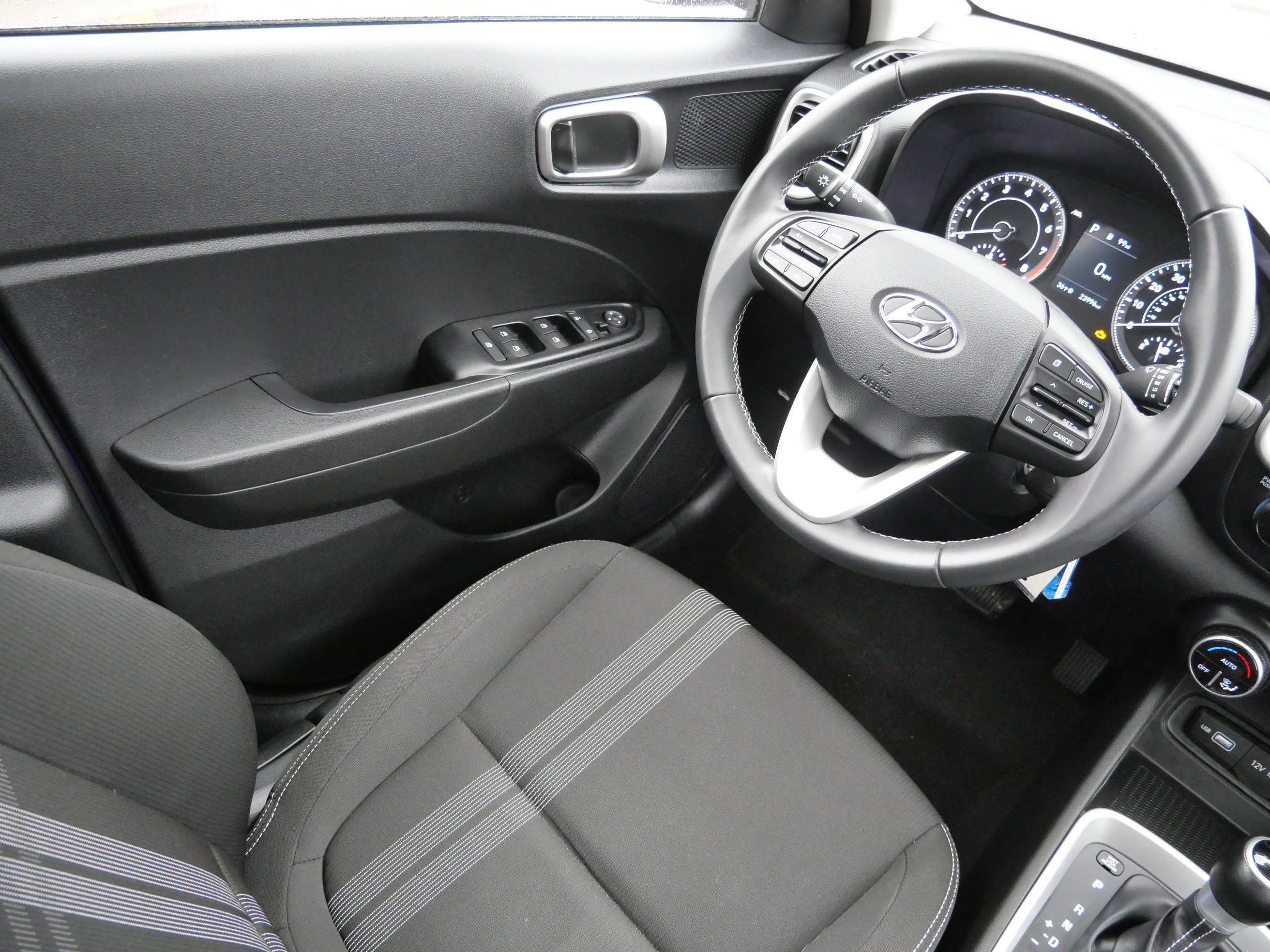 Certified 2022 Hyundai Venue SEL w/ Cargo Package image 9