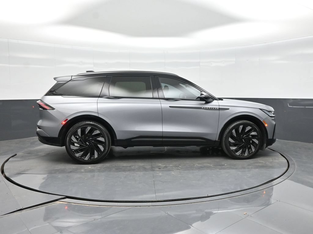Used 2025 Lincoln Nautilus Reserve w/ Jet Appearance Package AWD/4WD image 9
