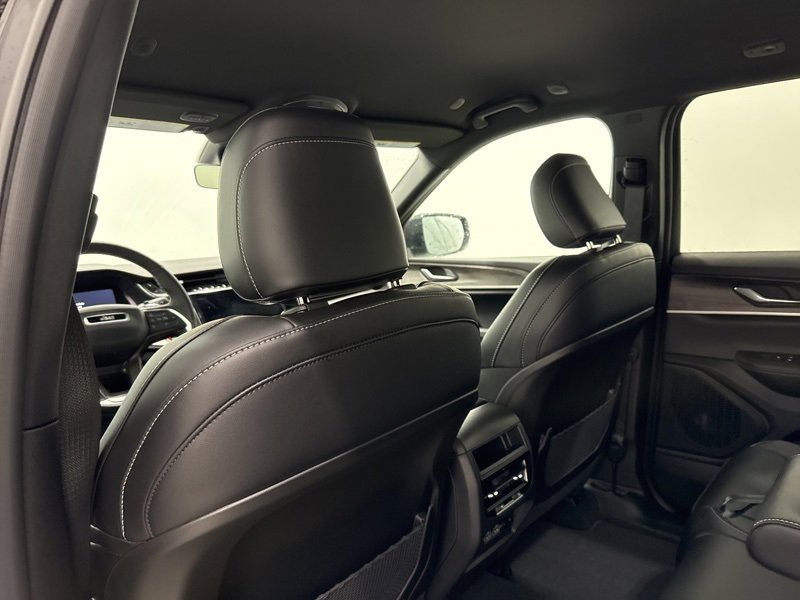 New 2025 Jeep Grand Cherokee Limited w/ Black Appearance Package image 19