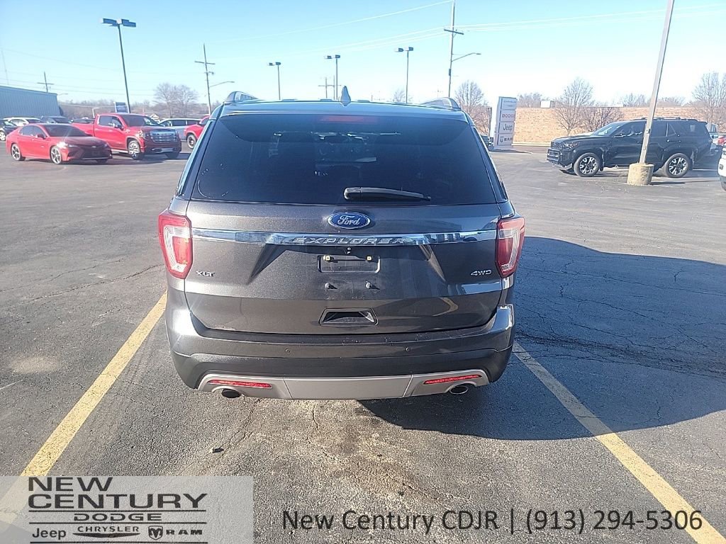 Used 2017 Ford Explorer XLT AWD/4WD image 4