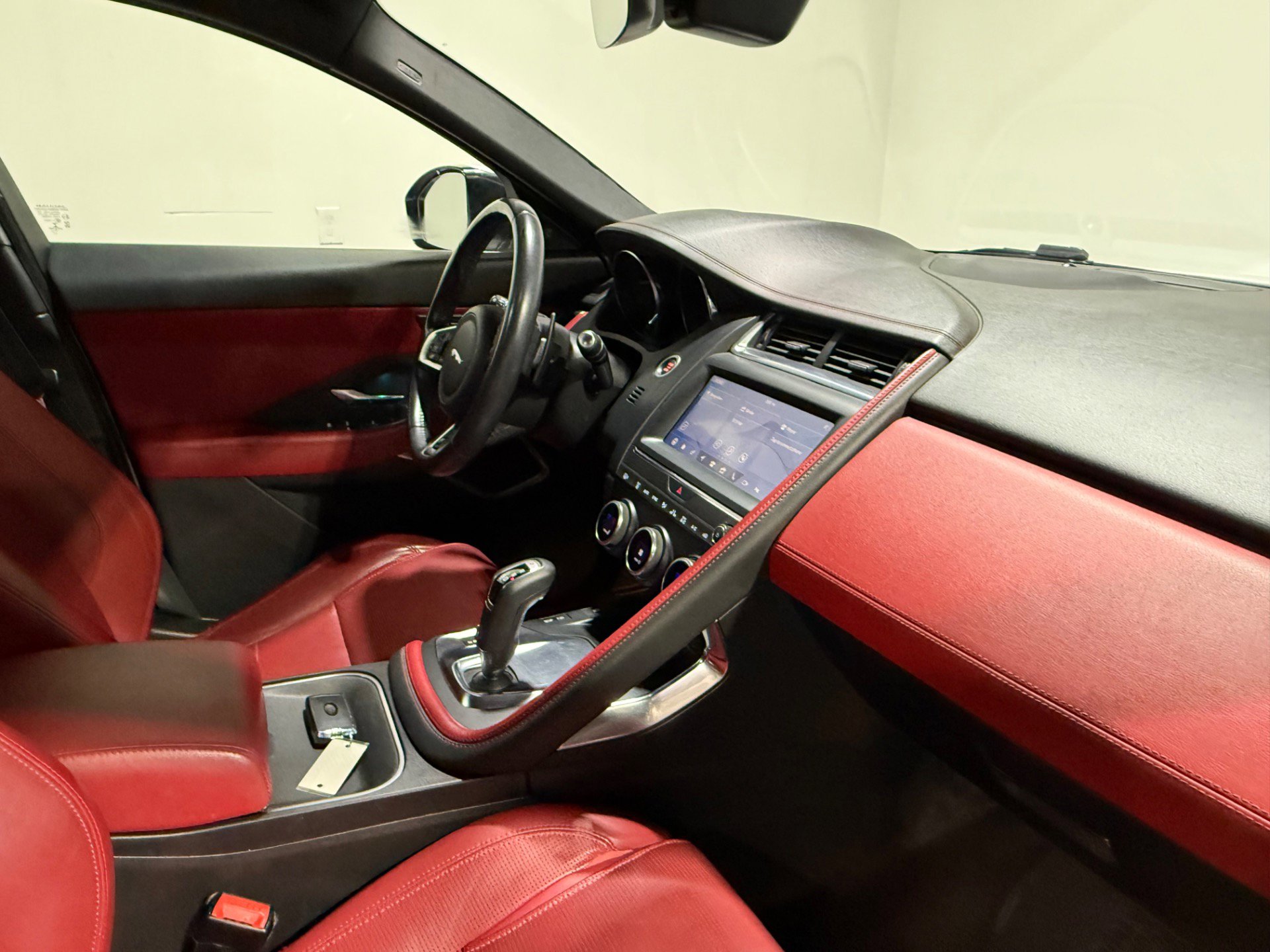 Used 2019 Jaguar E-PACE R-Dynamic SE image 49