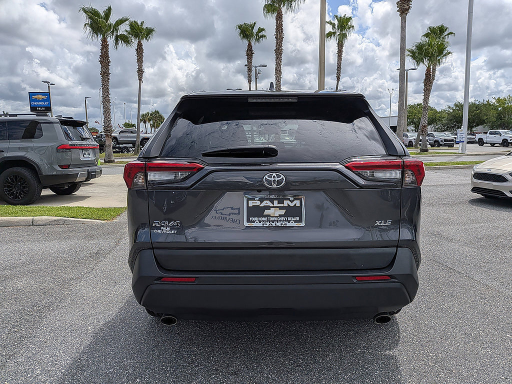 Used 2022 Toyota RAV4 XLE w/ Convenience Package FWD image 4