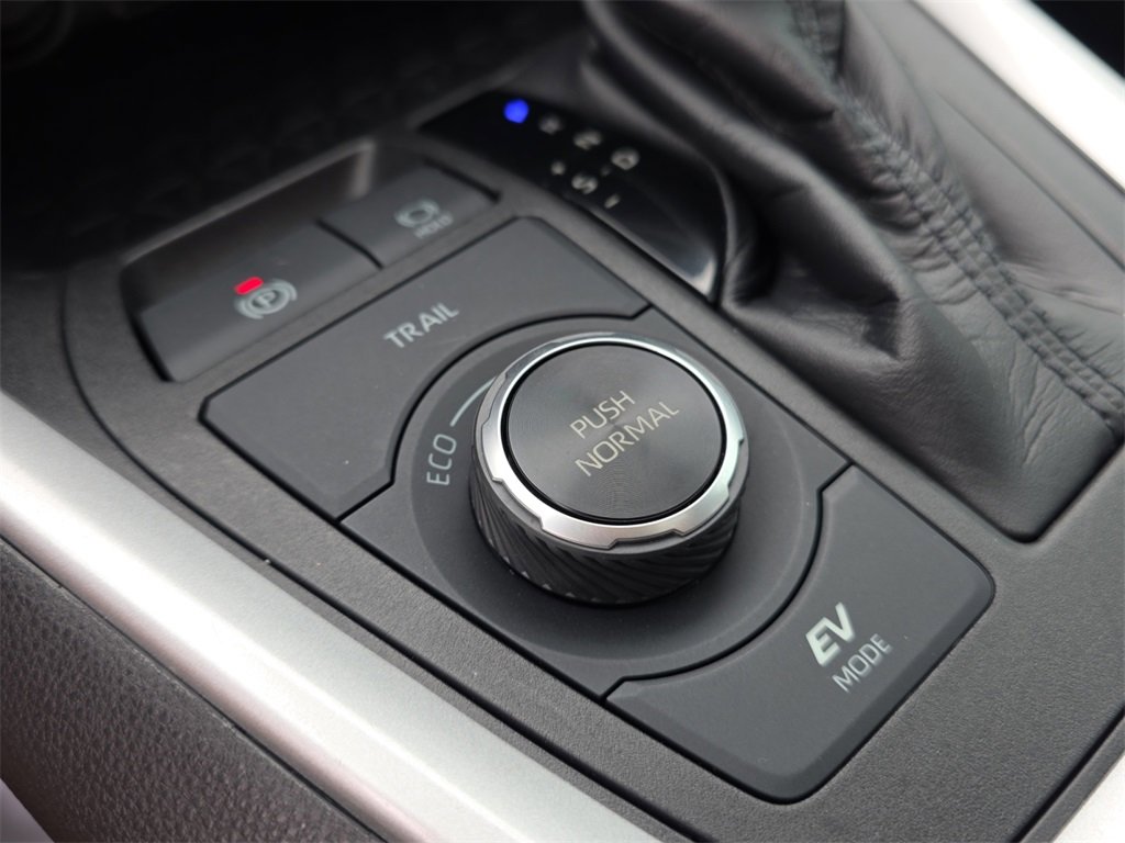 Used 2021 Toyota RAV4 XLE w/ Convenience Package image 27