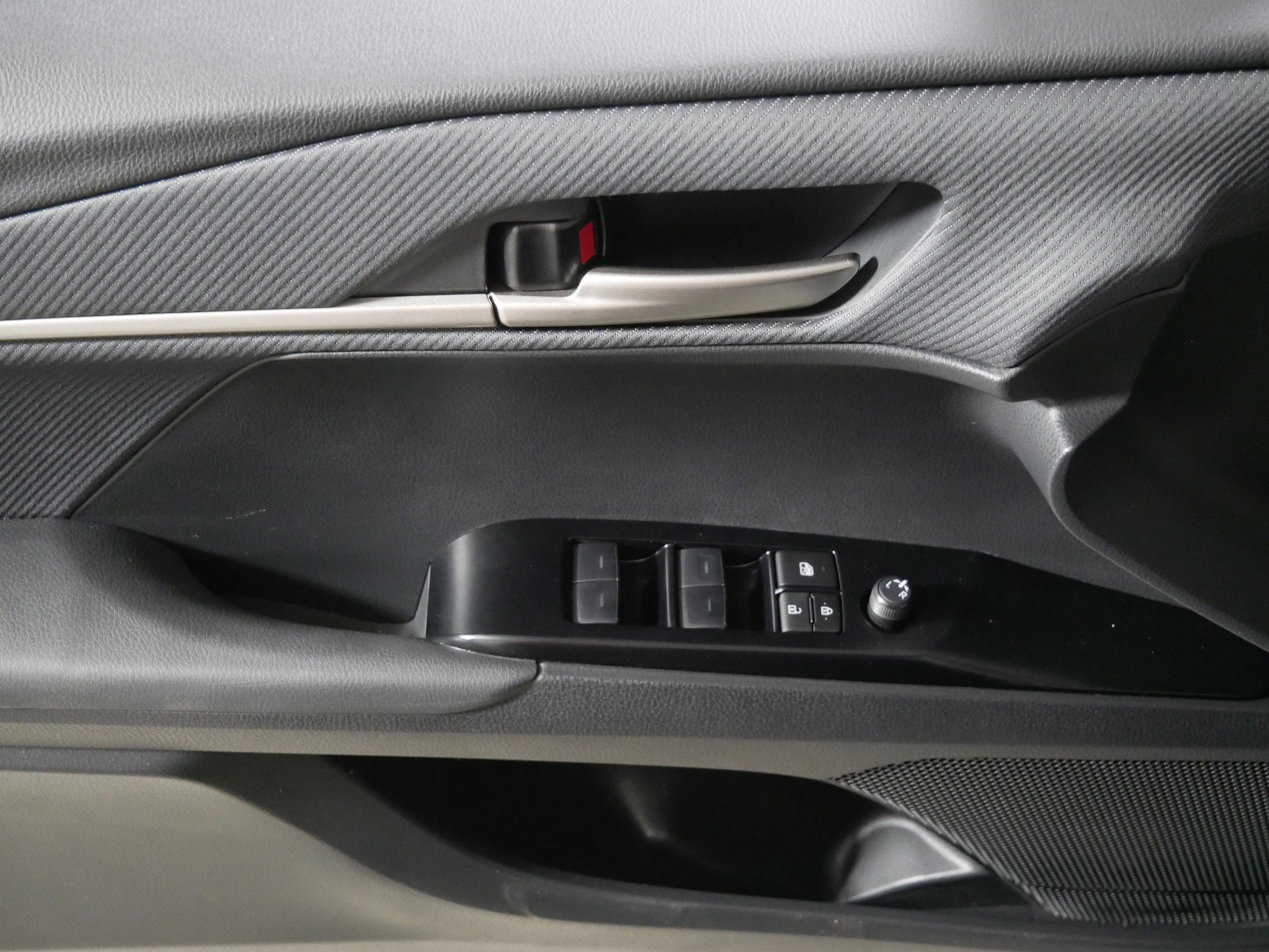 Used 2025 Toyota Camry SE FWD image 19