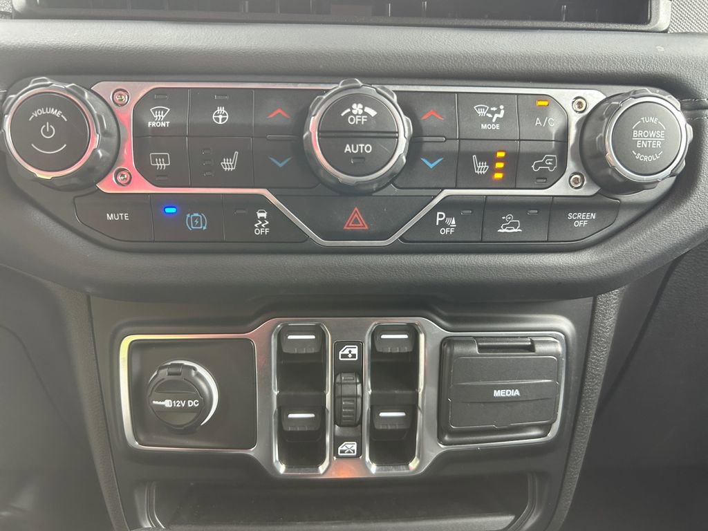 Used 2025 Jeep Wrangler Unlimited Sahara w/ Safety Group AWD/4WD image 24