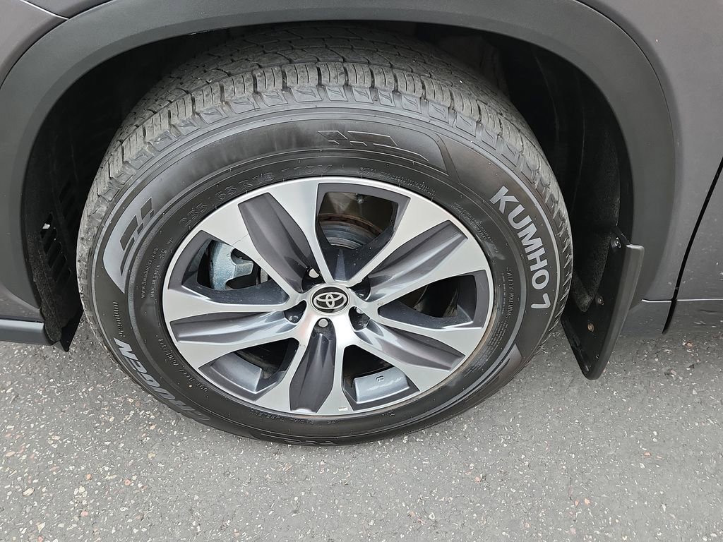 Used 2024 Toyota Highlander XLE image 18