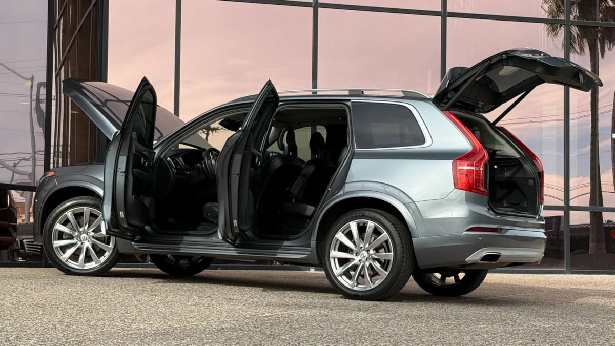 Used 2016 Volvo XC90 T6 Momentum w/ Momentum Plus Package AWD/4WD image 29