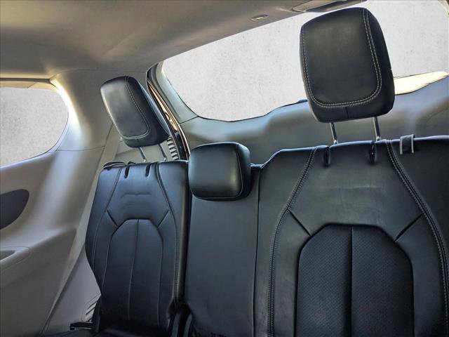 Used 2023 Chrysler Pacifica Touring-L image 18