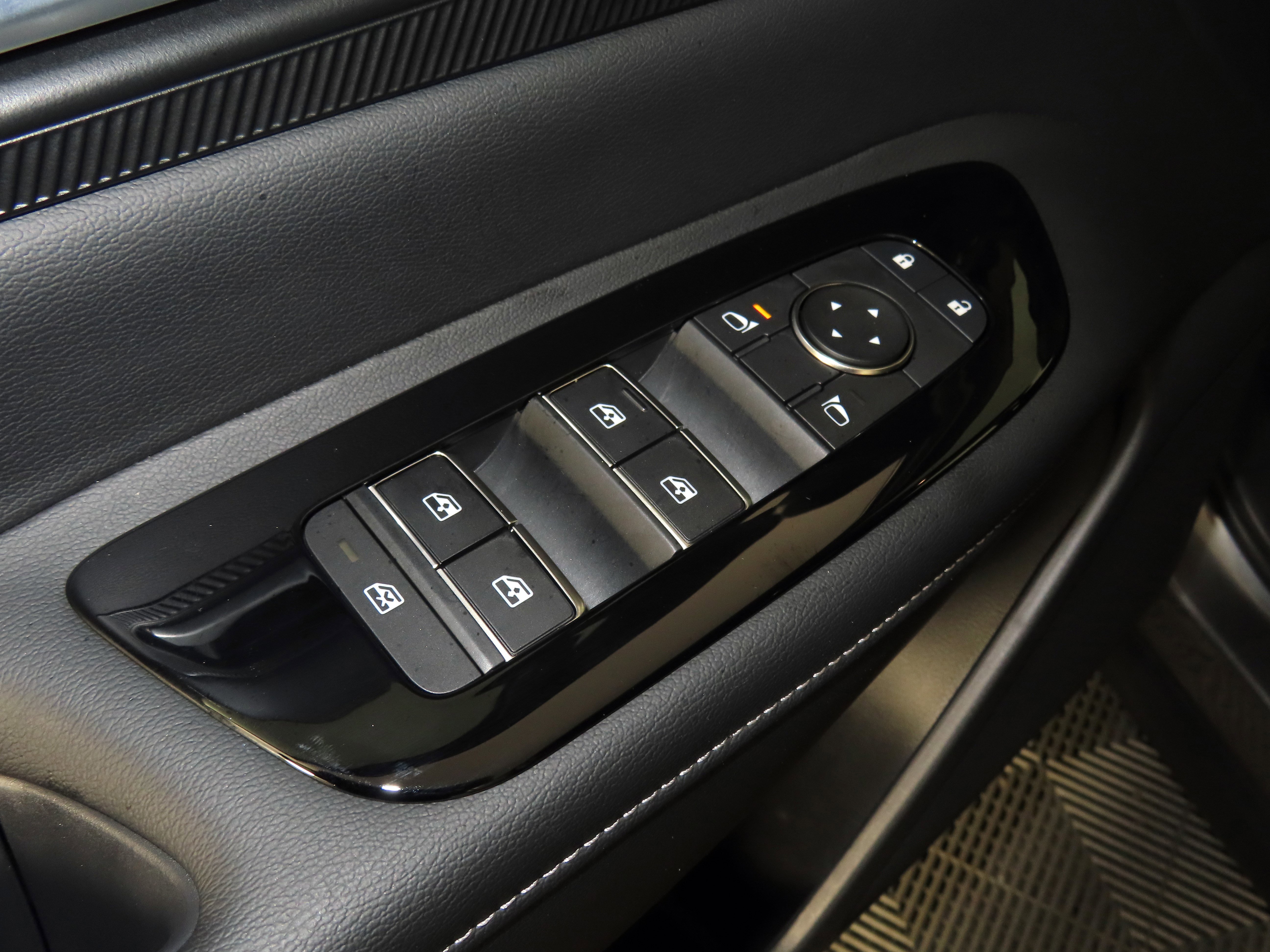 Certified 2025 Nissan Murano SV image 45