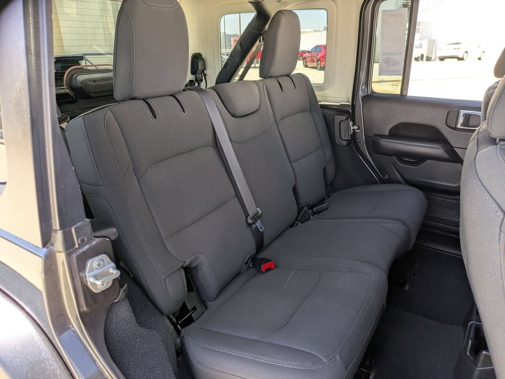 Used 2022 Jeep Wrangler Unlimited Sahara w/ Cold Weather Group AWD/4WD image 27