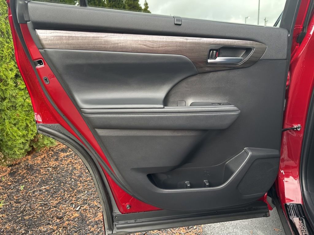 Used 2023 Toyota Highlander Platinum image 9