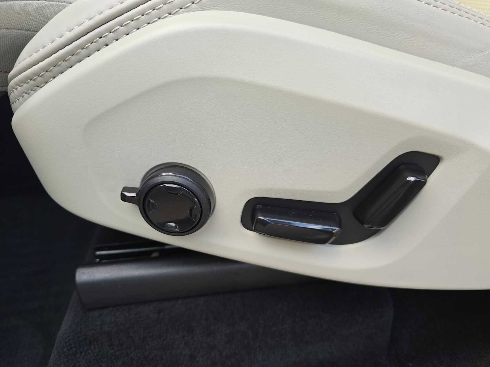 Used 2024 Volvo XC90 B6 Ultimate w/ Protection Package Premier image 24