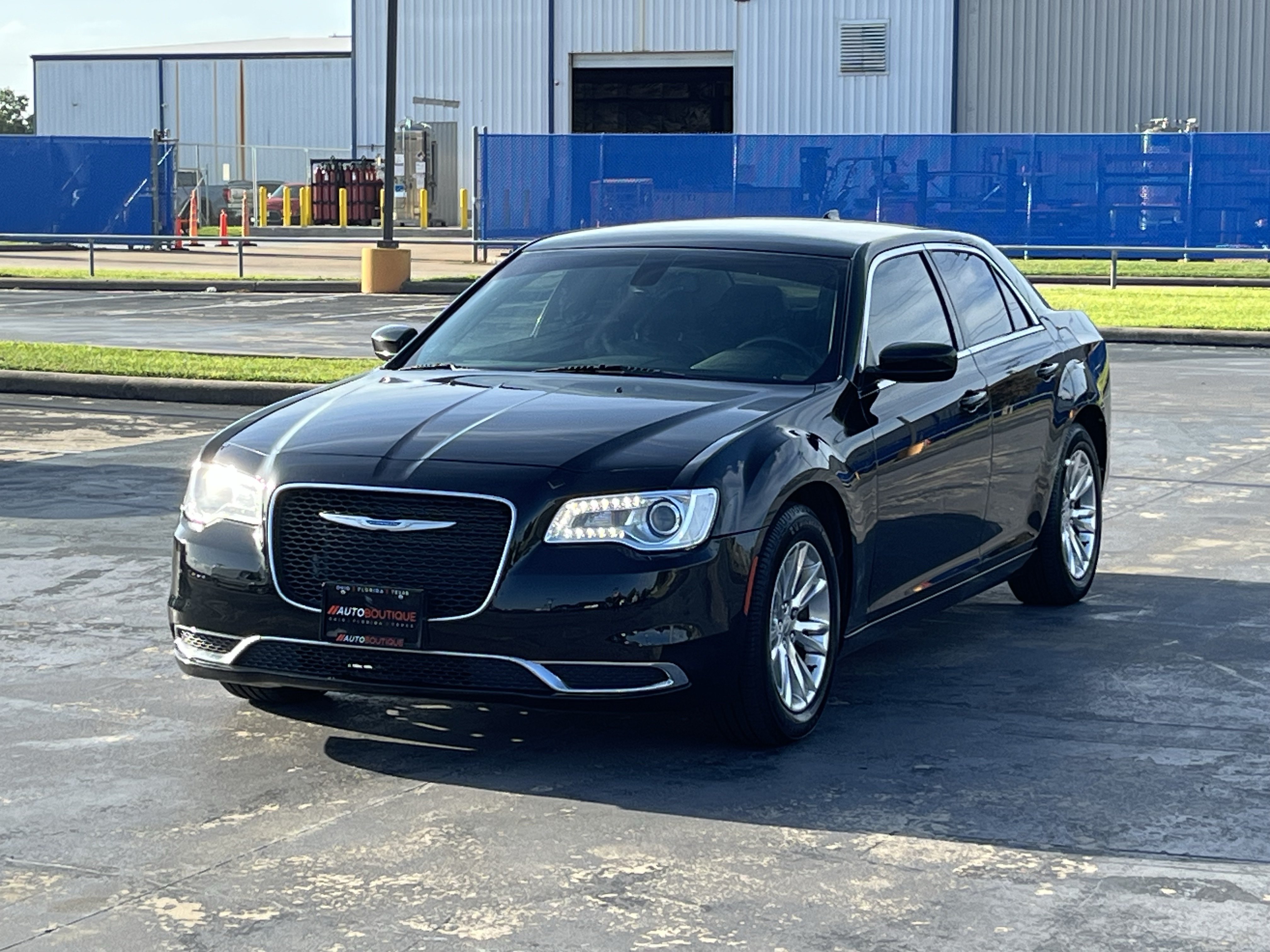Used 2018 Chrysler 300 Touring L RWD image 3