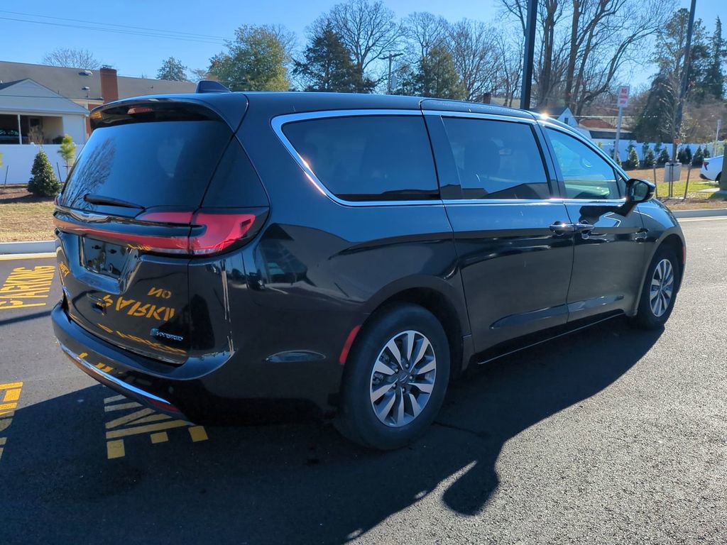 Used 2024 Chrysler Pacifica Select image 4