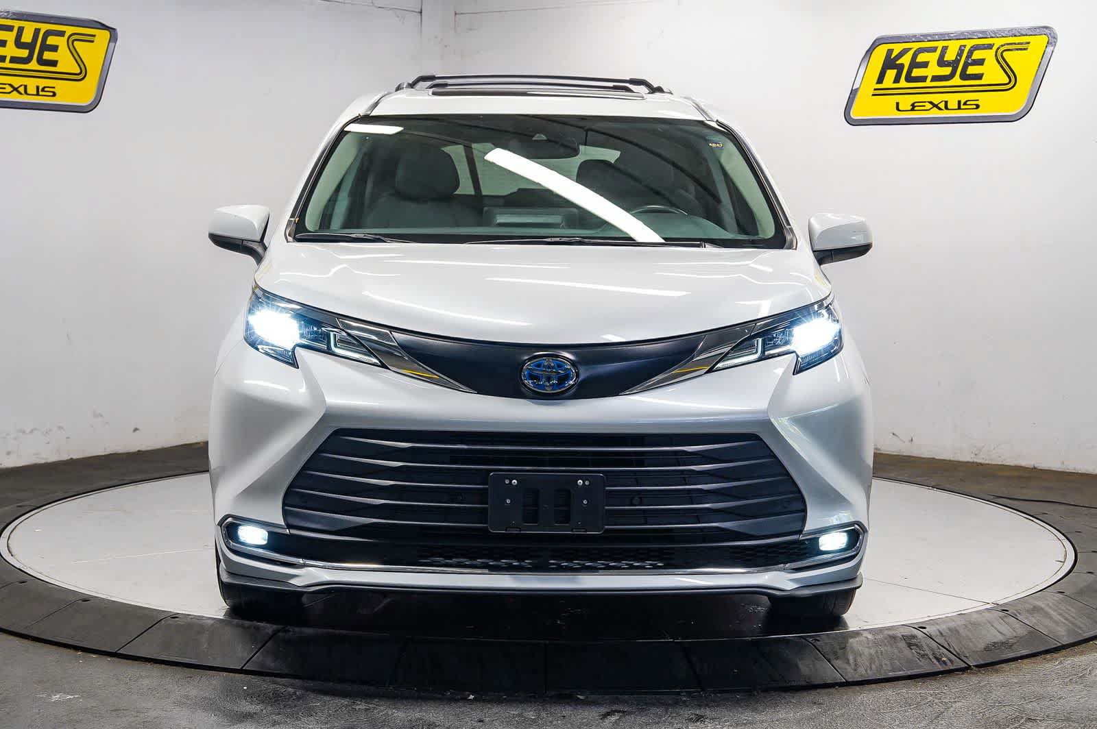 Used 2023 Toyota Sienna XLE FWD image 3