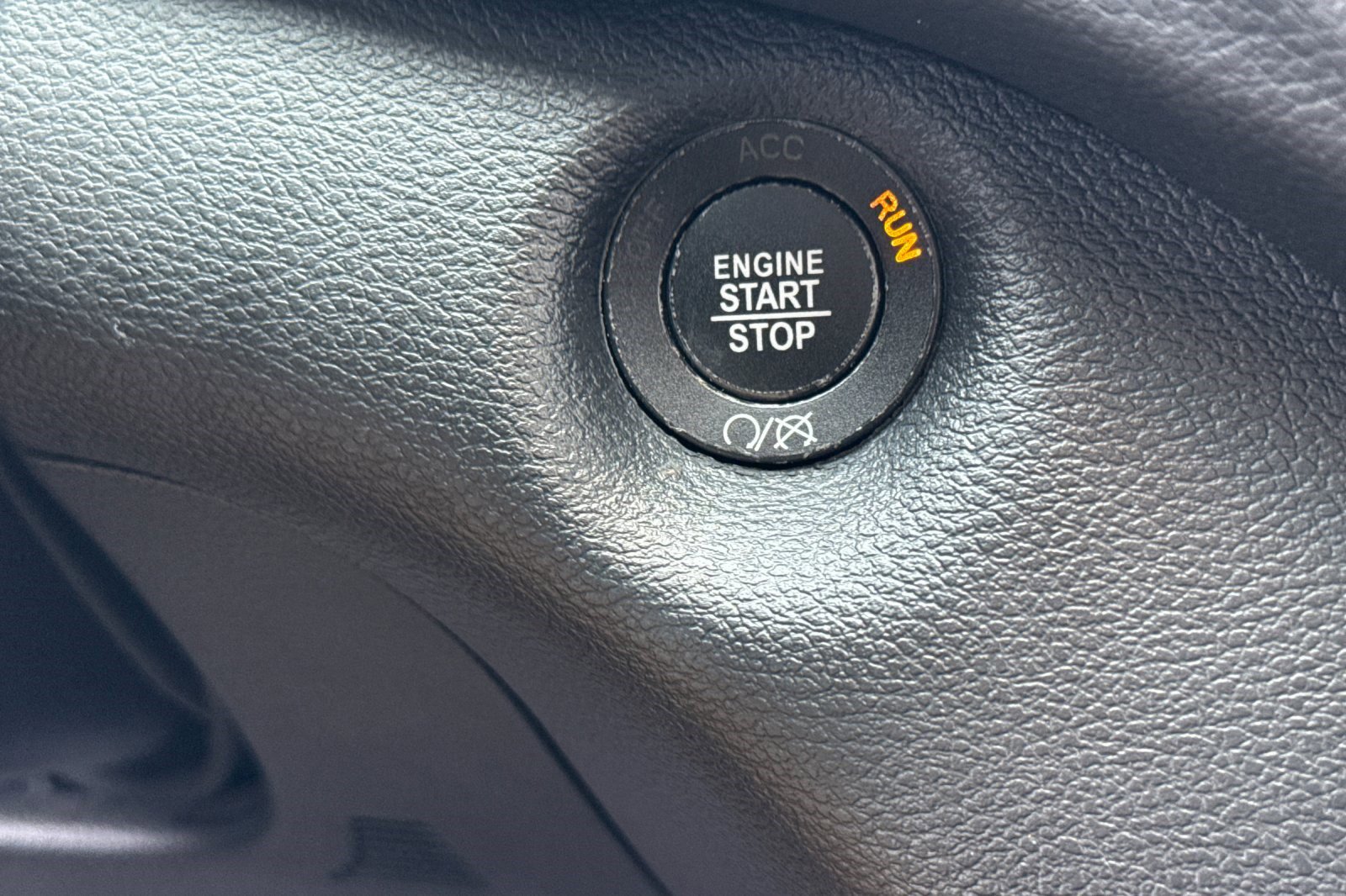 Used 2020 Jeep Cherokee Latitude Plus w/ Comfort/Convenience Group FWD image 33