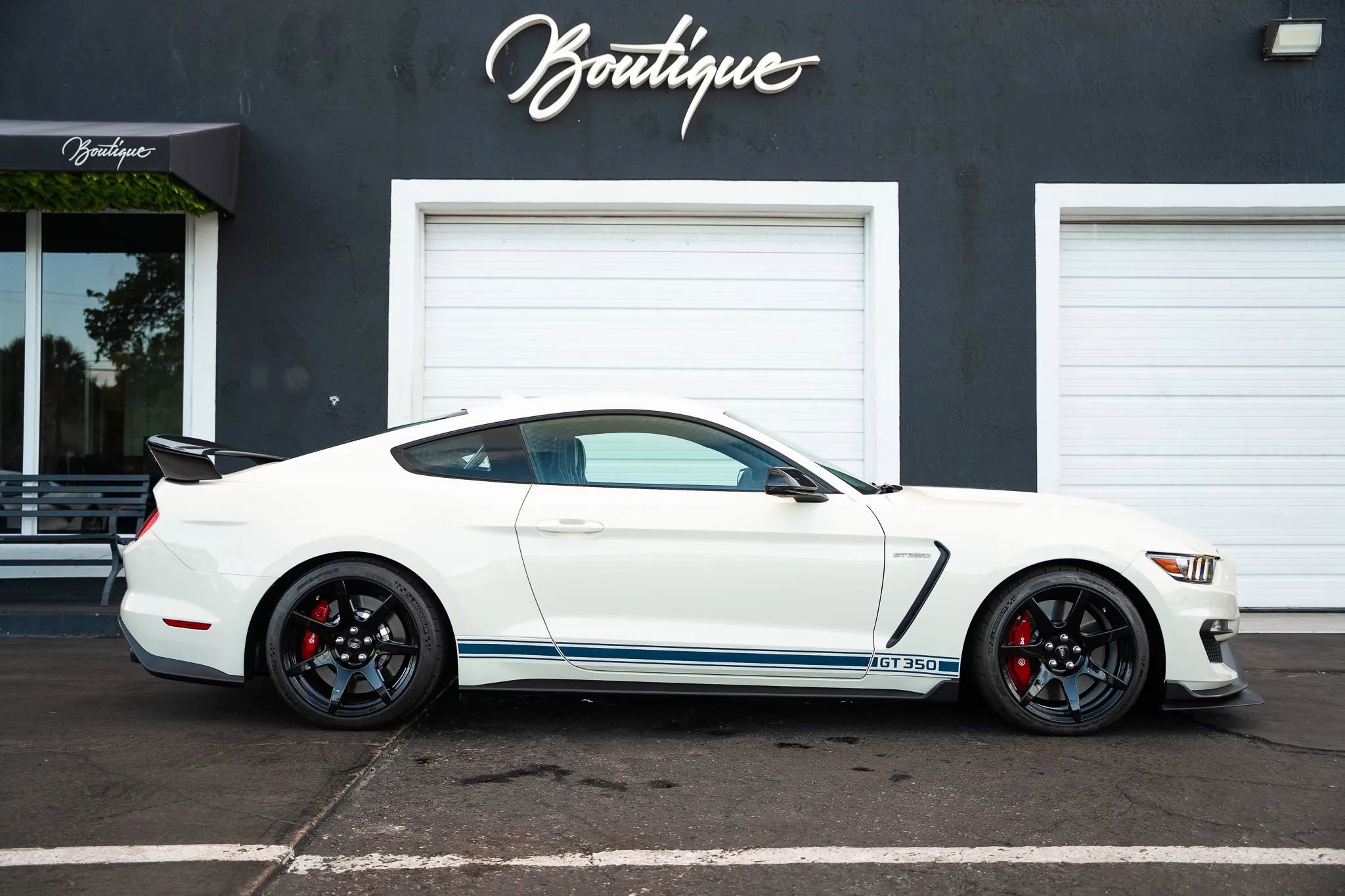 Used 2020 Ford Mustang Shelby GT350R w/ GT350R Equipment Group 920A RWD image 7