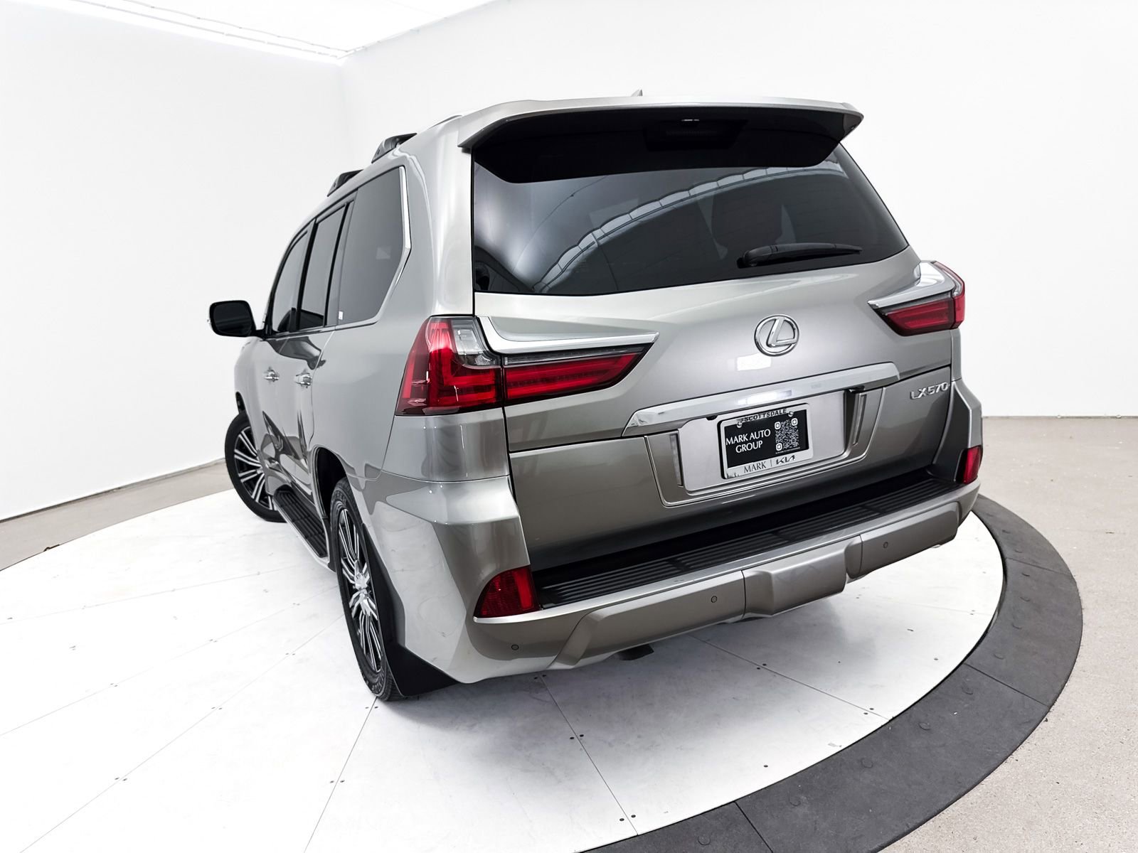 Used 2018 Lexus LX 570 4WD w/ Luxury Package image 8