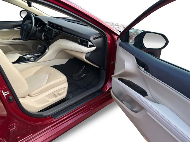 Used 2020 Toyota Camry XLE image 11