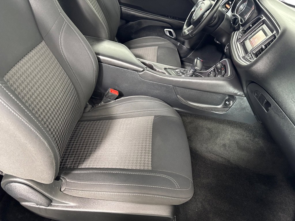 Used 2016 Dodge Challenger SXT image 21