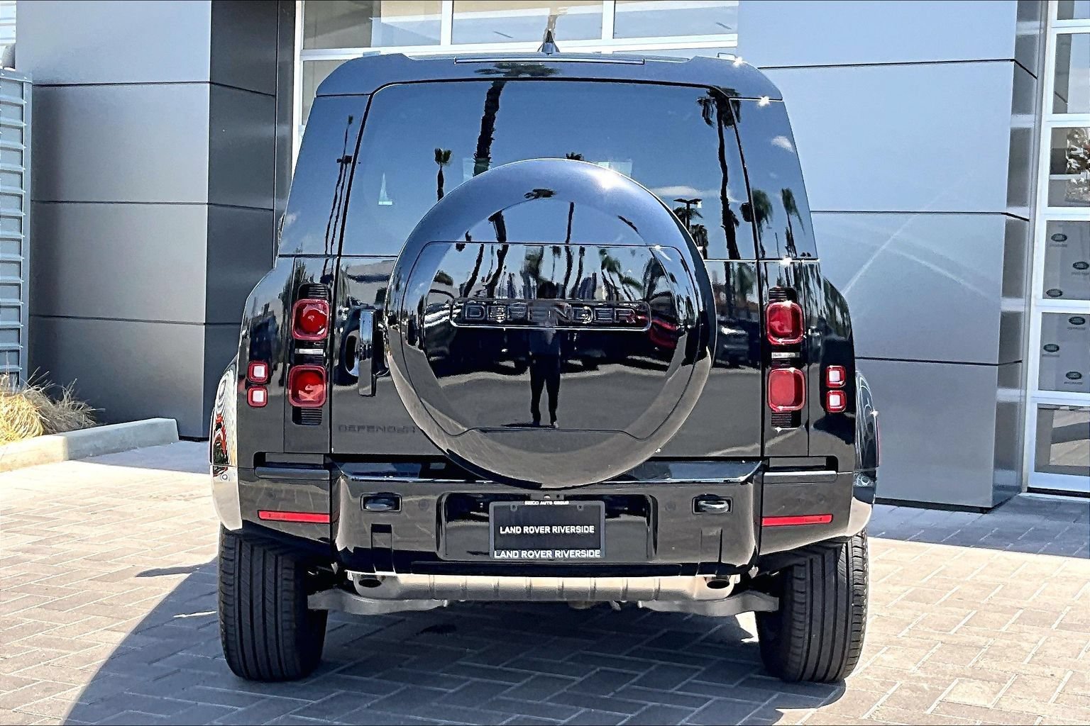 Used 2025 Land Rover Defender 90 X-Dynamic SE AWD/4WD image 4