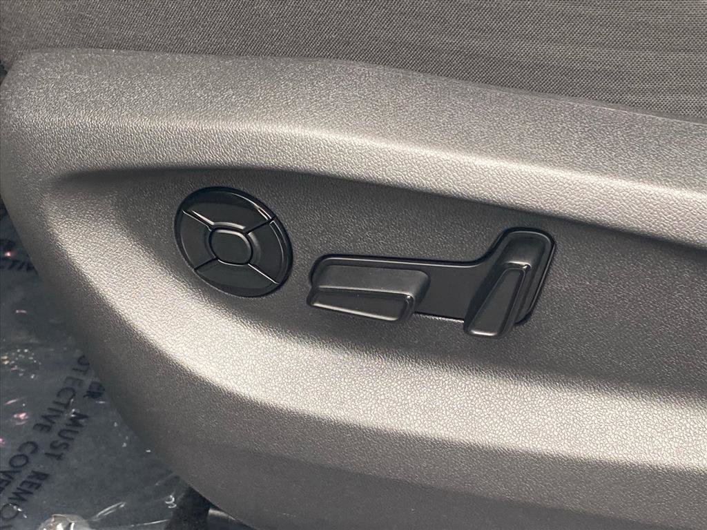 Used 2025 Volkswagen Tiguan SE R-Line image 14