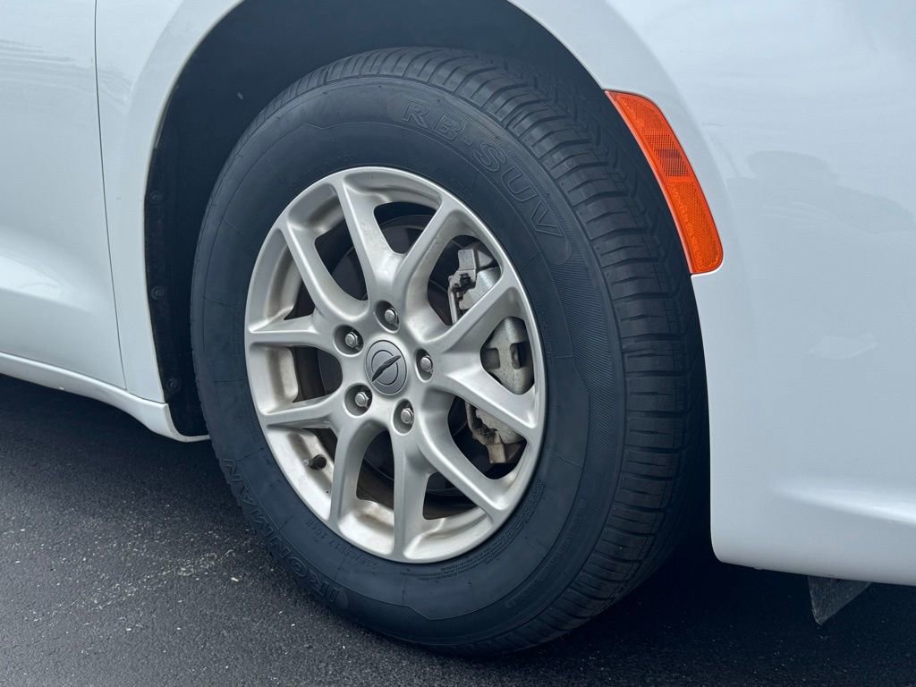Used 2023 Chrysler Pacifica Touring-L image 24