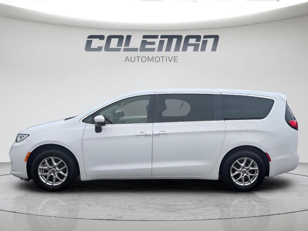 Used 2023 Chrysler Pacifica Touring-L FWD image 6