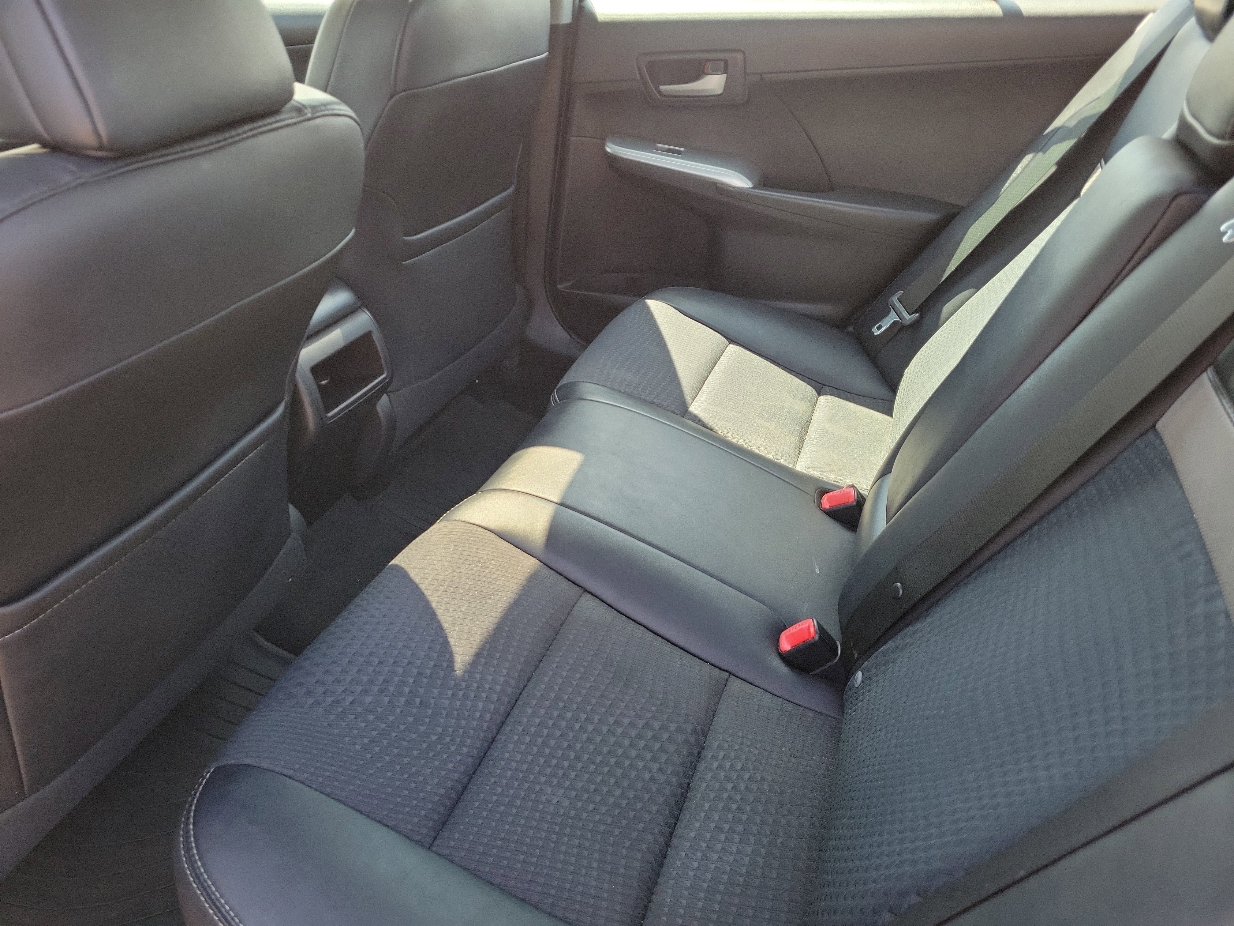 Used 2014 Toyota Camry SE image 9