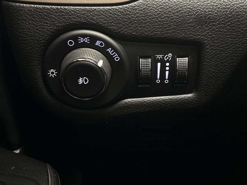 Used 2017 Jeep Cherokee Latitude w/ Cold Weather Group image 43