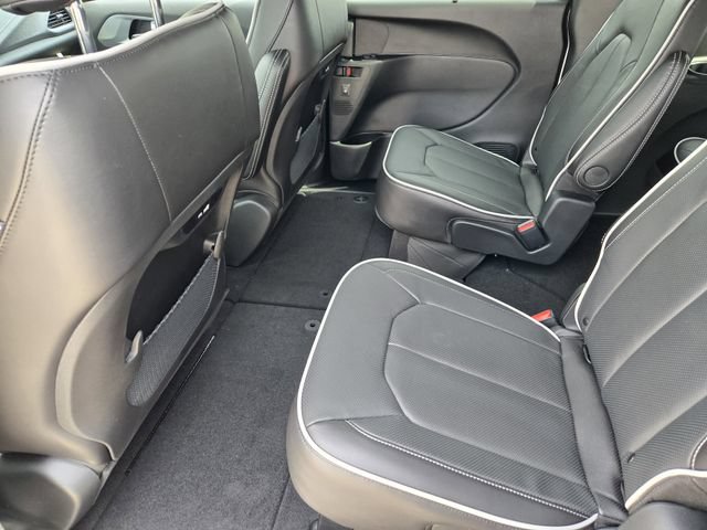 New 2026 Chrysler Pacifica Limited w/ Uconnect Theater Family Group FWD image 22